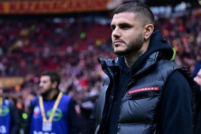 <p>Sosyal medyada Tangocu futbolcunun, <strong>çapraz bağ sakatlığı</strong> yaşamasına rağmen koltuk değneksiz nasıl yürüyebildiği oldukça merak edildi.</p>
