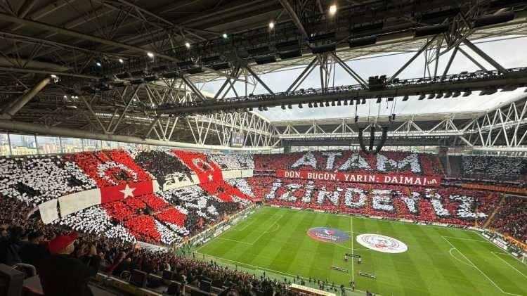 <p>Bir sonraki galeriye göz atın<br />
<br />
<br />
Galatasaray - Samsunspor maçında yapılan 10 Kasım koreografisi gündem oldu</p>
