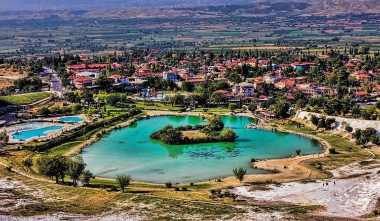 <p><span style="color:#B22222"><strong>24. DENİZLİ</strong></span></p>
<p> </p>
<p>- Pamukkale: Travertenleri ve antik Hierapolis kenti ile UNESCO Dünya Mirası Listesi'nde.</p>
<p>- Hierapolis Antik Kenti: Pamukkale'nin yanı başında, Roma döneminden kalma antik kent.</p>
<p>- Laodikya Antik Kenti: İyi korunmuş antik kent kalıntıları.</p>