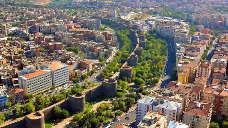 <p><span style="color:#B22222"><strong>25. DİYARBAKIR</strong></span></p>

<p> </p>

<p>- Diyarbakır Surları: UNESCO Dünya Mirası olan tarihi surlar.</p>

<p>- Hevsel Bahçeleri: Dicle Nehri kıyısında, UNESCO listesine alınmış tarihi bahçeler.</p>

<p>- Ulu Cami: Anadolu'nun en eski camilerinden biri.</p>
