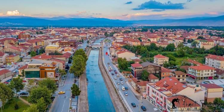 <p><span style="color:#B22222"><strong>26. DÜZCE</strong></span></p>

<p> </p>

<p>- Samandere Şelalesi: Doğa yürüyüşü ve kamp için popüler bir şelale.</p>

<p>- Konuralp Müzesi: Antik Roma dönemi eserlerinin sergilendiği müze.</p>

<p>- Akçakoca Ceneviz Kalesi: Deniz manzaralı tarihi kale.</p>
