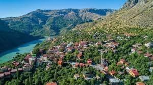 <p><span style="color:#B22222"><strong>29. ERZİNCAN</strong></span></p>
<p> </p>
<p>- Ergan Dağı: Kayak merkezi ve doğa yürüyüşleri için uygun bir dağ.</p>
<p>- Kemaliye Taş Yolu: Zorlu geçişiyle bilinen tarihi yol.</p>
<p>- Girlevik Şelalesi: Doğal güzellikleriyle ünlü büyük bir şelale.</p>