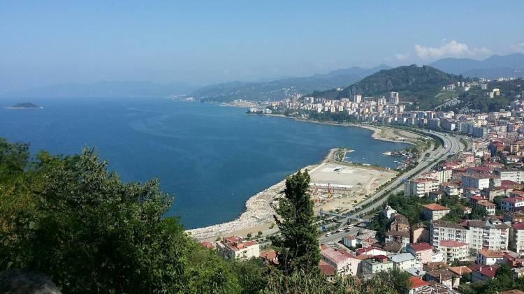<p><span style="color:#B22222"><strong>33. GİRESUN</strong></span></p>
<p> </p>
<p>- Giresun Adası: Karadeniz'de üzerinde yerleşim olan tek ada.</p>
<p>- Giresun Kalesi: Şehre hakim bir tepe üzerinde, tarihi kalıntılar barındıran kale.</p>
<p>- Kümbet Yaylası: Yeşil doğası ve yayla yaşamı ile ünlü bölge</p>