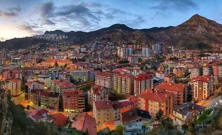 <p><span style="color:#B22222"><strong>34. GÜMÜŞHANE</strong></span></p>
<p> </p>
<p>- Karaca Mağarası: Türkiye'nin en güzel damlataş mağaralarından biri.</p>
<p>- Santa Harabeleri: Ortaçağ'dan kalma taş evler ve kiliselerden oluşan tarihi köy.</p>
<p>- Tomara Şelalesi: Çevresindeki doğa yürüyüş parkurlarıyla ünlü şelale.</p>