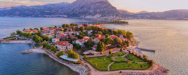 <p><span style="color:#B22222"><strong>38. ISPARTA</strong></span></p>

<p> </p>

<p>- Eğirdir Gölü: Göl kenarında doğayla iç içe bir tatil noktası.</p>

<p>- Gül Bahçeleri: Isparta'nın ünlü güllerinin yetiştiği tarlalar.</p>

<p>- Yazılı Kanyon: Doğa yürüyüşleri için ideal bir kanyon.</p>
