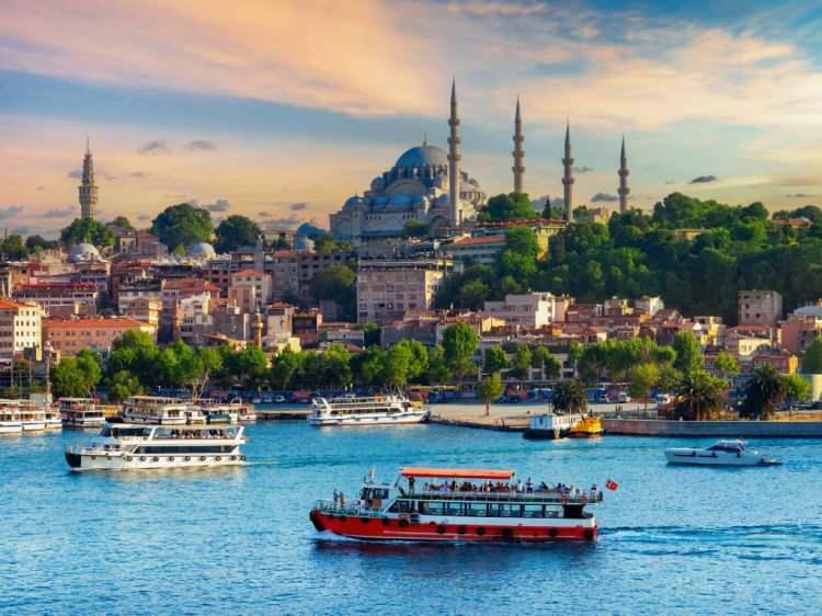 <p><span style="color:#B22222"><strong>39. İSTANBUL</strong></span></p>

<p> </p>

<p>- Ayasofya: Bizans ve Osmanlı dönemlerinden kalma tarihi ibadet yeri.</p>

<p>- Topkapı Sarayı: Osmanlı İmparatorluğu'nun uzun yıllar yönetim merkezi olan saray.</p>

<p>- Kapalıçarşı: Dünyanın en büyük ve en eski kapalı çarşılarından biri.</p>

