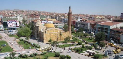 <p><span style="color:#B22222"><strong>49. KIRŞEHİR</strong></span></p>
<p> </p>
<p>Ahi Evran Türbesi: Ahilik teşkilatının kurucusu Ahi Evran'ın türbesi.</p>
<p>Cacabey Medresesi: 13. yüzyıldan kalma astronomi medresesi.</p>
<p>Mucur Yeraltı Şehri: Tarihi bir yeraltı yerleşimi.</p>