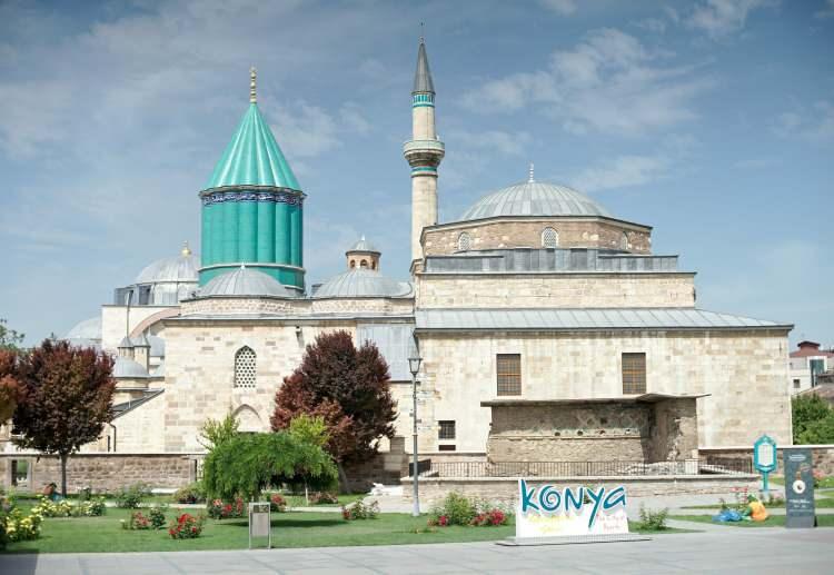 <p><span style="color:#B22222"><strong>52. KONYA</strong></span></p>

<p> </p>

<p>Mevlana Müzesi: Mevlana Celaleddin Rumi'nin türbesi ve müze.</p>

<p>Çatalhöyük: Dünyanın en eski yerleşim yerlerinden biri, UNESCO listesinde.</p>

<p>Sille Köyü: Tarihi kiliseleri ve eski taş evleriyle ünlü köy.</p>
