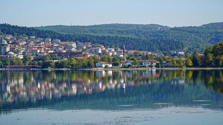 <p><span style="color:#B22222"><strong>65. SAKARYA</strong></span></p>

<p> </p>

<p>Sapanca Gölü: İstanbul'a yakın tatil ve dinlenme noktası.</p>

<p>Taraklı: Osmanlı mimarisi ile ünlü sakin bir ilçe.</p>

<p>Justinianos Köprüsü: Bizans dönemine ait tarihi köprü.</p>
