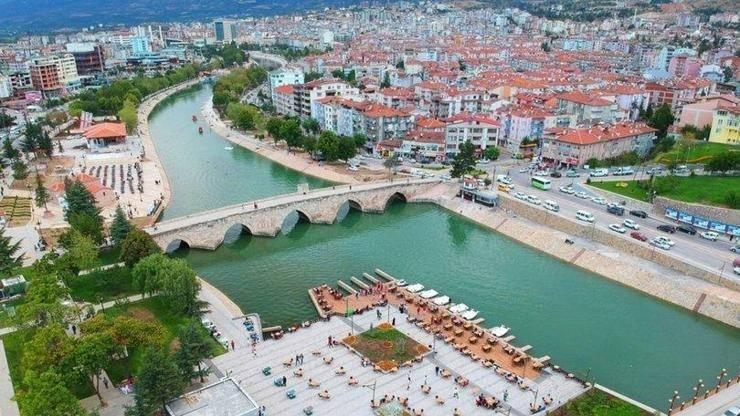<p><span style="color:#B22222"><strong>73. TOKAT</strong></span></p>

<p> </p>

<p>- Ballıca Mağarası: Türkiye'nin en büyük mağaralarından biri, doğal güzellikleri ile ünlü.</p>

<p>- Tokat Kalesi: Şehrin simgelerinden biri olan tarihi kale.</p>

<p>- Gök Medrese: Selçuklu döneminden kalma, taş işçiliğiyle ünlü medrese.</p>
