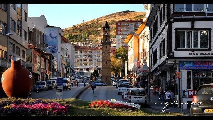 <p><span style="color:#B22222"><strong>79. YOZGAT</strong></span></p>

<p>&nbsp;</p>

<p>- Yozgat &Ccedil;amlığı Milli Parkı: T&uuml;rkiye'nin ilk milli parkı olarak bilinir.</p>

<p>- Saraykent Kaplıcaları: Şifalı sularıyla &uuml;nl&uuml; termal tesis.</p>

<p>- Basilica Therma: Roma d&ouml;nemine ait antik termal hamam kalıntıları.</p>
