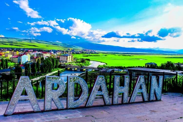 <p><span style="color:#B22222"><strong>81. ARDAHAN</strong></span></p>

<p>&nbsp;</p>

<p>- Şeytan Kalesi: B&ouml;lgenin en dikkat &ccedil;eken tarihi kalelerinden.</p>

<p>- &Ccedil;ıldır G&ouml;l&uuml;: Kışın donarak g&ouml;rsel bir ş&ouml;len sunan g&ouml;l.</p>

<p>- Yalnız&ccedil;am Kayak Merkezi: Kış sporları i&ccedil;in uygun bir merkez.</p>

<p>&nbsp;</p>

<p>Kaynak: Sabah.com.tr</p>
