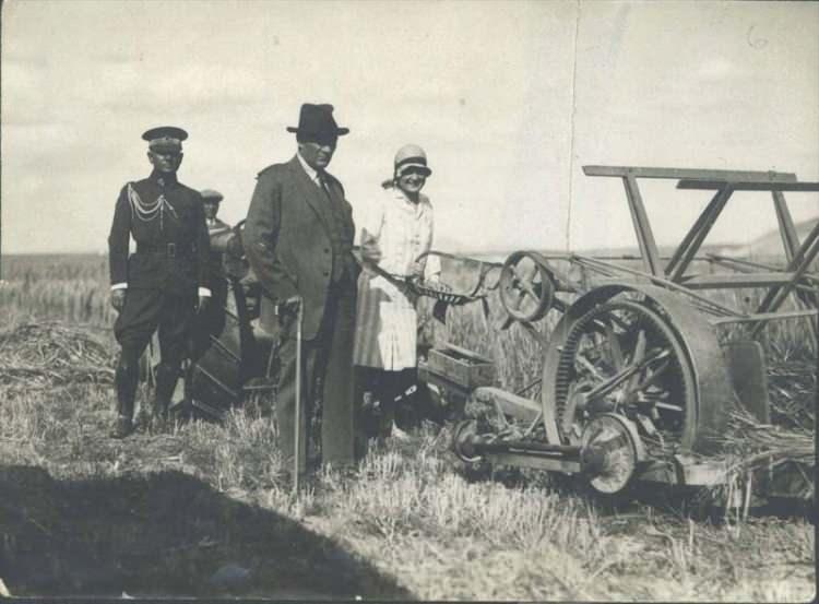 <p>Gazi Mustafa Kemal Atatürk, Gazi Orman Çiftliği'nde incelemelerde bulunuyor.</p>