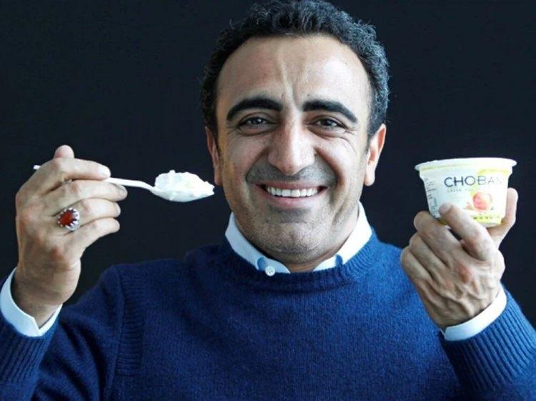 <p><strong>LİSTEDEKİ TÜRK-</strong></p>
<p> </p>
<p> </p>
<p>Chobani'nin CEO'su Hamdi Ulukaya da listede 83'üncü sırada yer aldı.</p>
<p>Ulukaya'nın Türkiye'den 1994'te ABD'ye göç ettiği, 2005'te de aldığı krediyle New York'un kuzeyinde bir yoğurt fabrikası satın aldığı aktarıldı.</p>
<p>Listede Ulukaya'nın iş dünyasının en etkili hayırseverlerinden biri olduğuna işaret edilerek şirketinin mültecileri işe alma konusunda öncü olduğu vurgulandı.</p>