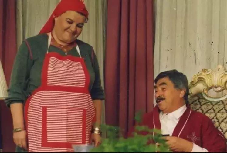 <p>Türkiye'de yayınlanan ilk komedi dizisi; herkesin severek takip ettiği efsane "Kaynanalar" dizisinde Döndü, "Baskül Ailesi" dizisinde Zerafet rolüyle hafızalara kazınan Defne Yalnız'ın son hali görüntülendi.</p>
