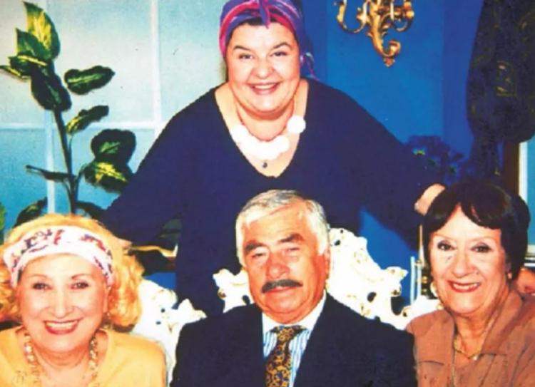 <p>1948 Malatya doğumlu Defne Yalnız, 1974 yılından bugüne kadar birçok dizi, film ve tiyatro oyununda rol lan usta oyuncu son dönemde ekranlardan uzaklaşıp tiyatroya ağırlık vermeye başladı. </p>

