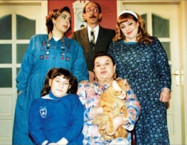 <p>Kaynanalar, Nöri Kantar Ailesi  ve Baskül Ailesi gibi bir zamanların en çok izlenen efsane dizilerinde rol alan usta oyuncu şimdilerde 76 yaşında.</p>

