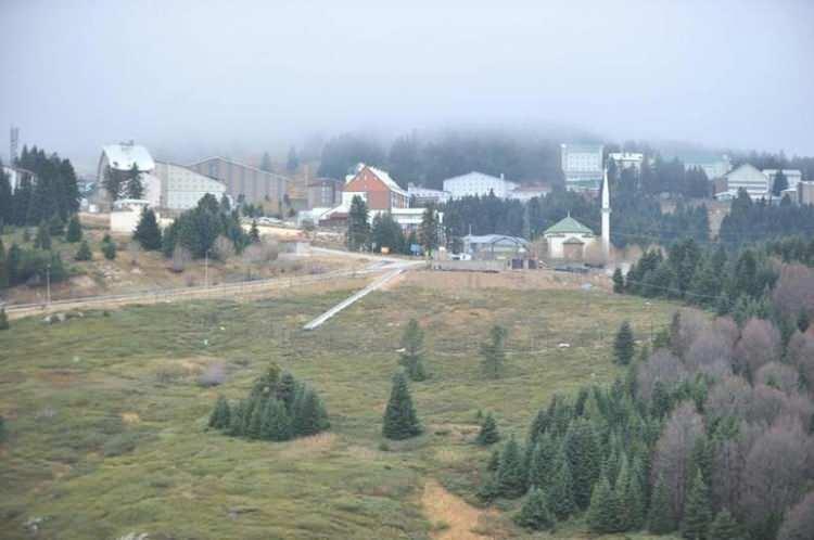 <p>Sıcakların düşmesiyle birlikte Türkiye'nin beyaz cenetti Uludağ'da yavaş yavaş kış turizmi de hareketlenmeye başladı. </p>