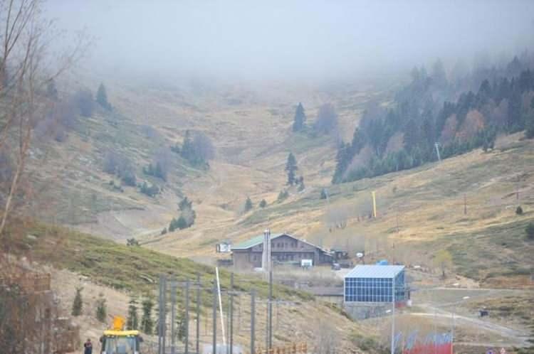 <p>Yerli turistlerin yanı sıra Orta Doğu, Uzak Doğu ve Avrupa ülkelerinden turistlerin de yoğun ilgi gösterdiği Uludağ'da, kar yağışına bağlı olarak sezonun aralık ayı ortasında açılması öngörülürken, konaklama ücretleri de belli oldu. </p>
<p> </p>