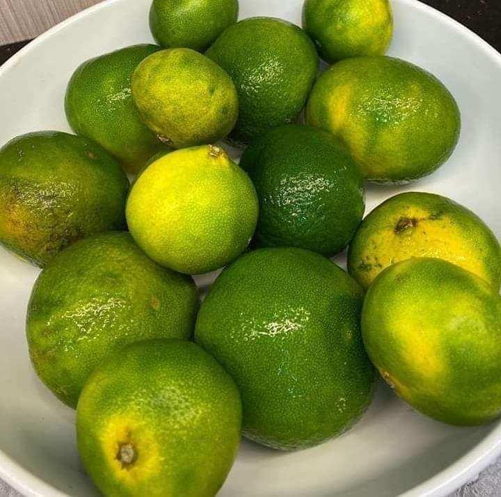 <p>Bilimsel adı citrus reticualata olan mandalinanın en saf hali yeşildir. Yeşil mandalina turuncu olanlarına göre çok daha C vitamini barındırır. </p>
