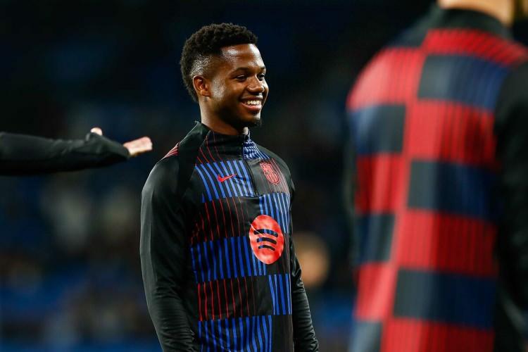 <p>Avrupa'dan beklediği ilgiyi şimdilik göremeyen Fati'nin bu sebeple Mourinho yönetimindeki Fenerbahçe'ye gelerek yeni bir meydan okumaya sıcak bakıyor.</p>
