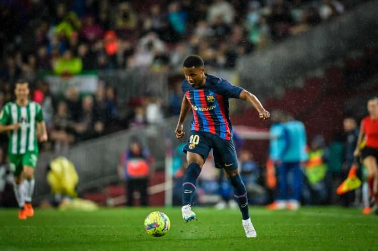 <p>31 Ağustos 2019 tarihinde ilk profesyonel golünü 2-2 deplasmanda berabere biten Barcelona ve Osasuna arasındaki maçta attı.</p>

