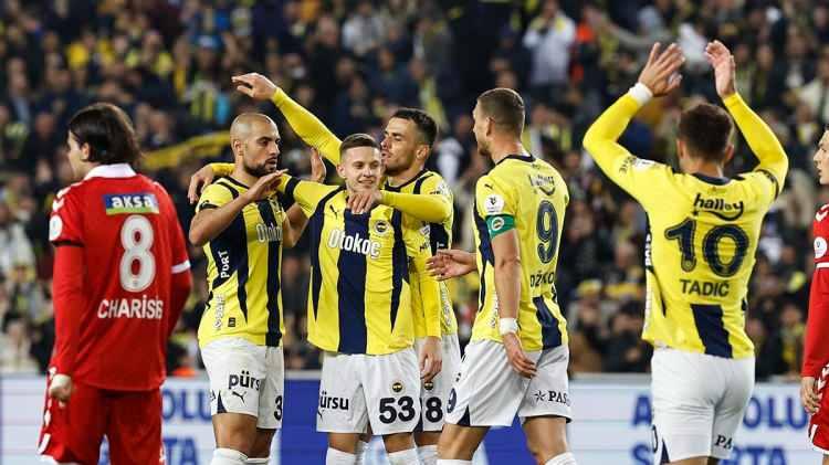 <p>Ara transfer dönemi için çalışmalarını sürdüren Fenerbahçe'nin hücumda 'bitiricilik' noktasında yaşanan bazı problemler nedeniyle ara transferde kadrosunu güçlendireceği ileri sürüldü.</p>