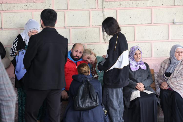 <div>Altay Toprak Kınalı'nın amcası Ramazan Kınalı ise "Bilinçsiz bir ilaçlama yüzünden canımız yandı, yeğenimizi kaybettik. Acımız büyük. Şu an konuşacak fazla bir kelime yok. Halimizi görüyorsunuz. Acımızı yaşayalım, ondan sonra adli süreçle avukatlarımız ilgilenecek. Bu olayın sorumlularının sonuna kadar peşinde olacağız" ifadelerini kullandı.</div>

<div> </div>
