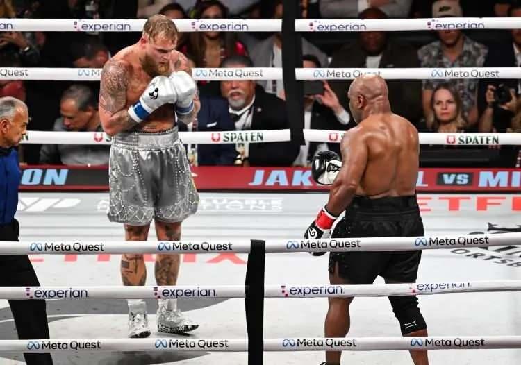 <p>Dünyanın kitlendiği Mike Tyson-Jake Paul maçını, Jake Paul puanla kazandı. Karşılaşmada çok fazla aksiyon yaşanmaması kurgu iddialarını artırdı. Ünlü gazeteci Candaş Tolga Işık, sosyal medya hesabından müsabakaya tepki gösterdi.</p>
