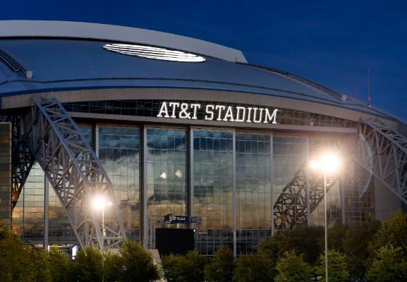 <p>Sporseverlerin merakla beklediği karşılaşma, Amerikan Futbolu Ligi (NFL) takımlarından Dallas Cowboys'a da ev sahipliği yapan, Teksas eyaletine bağlı Arlington şehrindeki 80 bin kişilik AT&T Stadı'nda gerçekleştirilecek.</p>