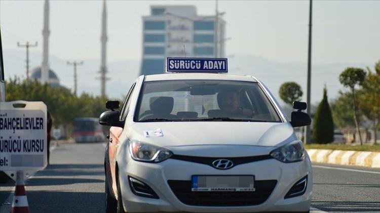 <p>Kimlikler için herhangi bir değiştirme tarihi yok. Ehliyetler için de son değiştirme tarihi 31 Aralık 2024 olarak belirlendi. Hürriyet'in haberine göre, eski ehliyetlerin yenisiyle değiştirilmesi için sadece 1.5 ay kaldı. 1.5 ay içinde sağlık raporu alıp gerekli harçlar yatırıldıktan sonra Nüfus ve Vatandaşlık İşleri'nden randevu alarak kısa sürede yeni ehliyet verilen adrese kısa sürede kargolanıyor.</p>
<p> </p>
