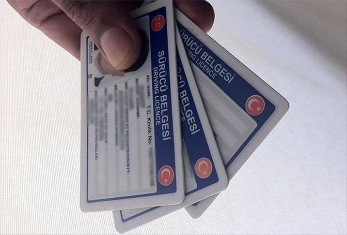 <p>Ehliyet değişimi yapılacağı için arada geçecek ehliyetsiz süre için de evrak veriliyor ve 1 ay süreyle ehliyet yerine geçiyor. Yeni ehliyet teslim edildikten sonra geçici evrak imha edilebilir.</p>
<p> </p>