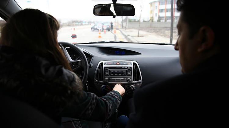 <p>Ehliyetsiz araç kullanmanın cezası 12 bin 978 TL, ehliyetine el konulan kişinin araç kullanması 12 bin 978 TL, ehliyeti iptal edilen birinin araç kullanması ise 12 bin 978 TL olarak belirlendi.</p>
<p> </p>