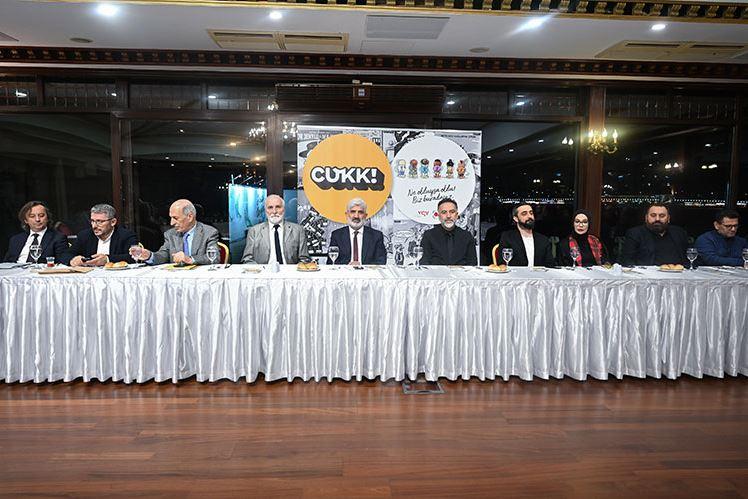<p>Karikatürist ve oyuncu Hasan Kaçan'ın yeni mizah projesi "Cukk!", sepetçiler Kasrı'nda gerçekleştirilen toplantıda tanıtıldı. Tanıtım öncesinde açıklamalarda bulununan Karikatürist Kaçan, yaklaşık bir buçuk aydır sosyal medya platformlarında deneme yaptıklarını belirtti.</p>
