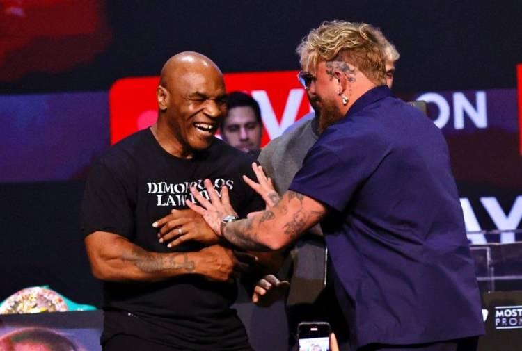 <p>Aktif kariyeri boyunca ringdeki hırçın tarzıyla rakiplerinin korkulu rüyası haline gelen Mike Tyson, kariyerinde 44'ü nakavt olmak üzere 50 galibiyet - 6 yenilgi almış ve tarihin en iyi boksörleri arasında gösterilmeye başlanmıştı.</p>