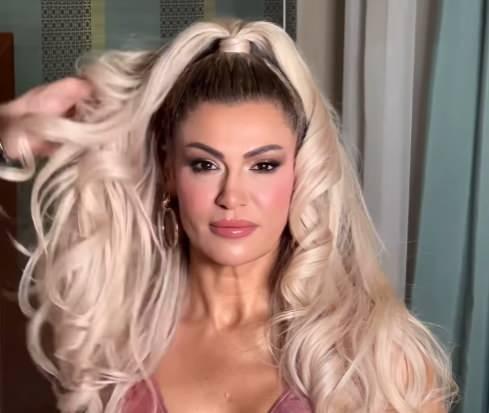<p>&Uuml;nl&uuml; şarkı Mehtap Yılmaz yeni imajıyla Barbie bebeğe benzetildi. İşte inanılmaz değişimi&hellip;</p>
