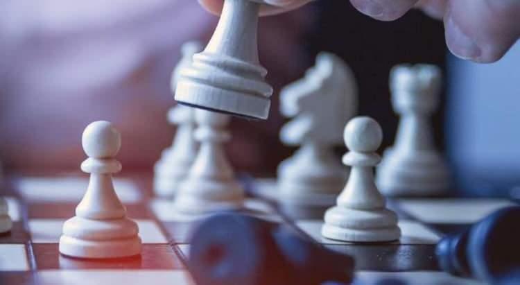 <p>9. yüzyılda, Halife El-Mütevekkil, satranç oynamayı yasaklamıştı. Bazı dini otoriteler, satrancın ibadet için harcanması gereken zamanı çaldığını ve aynı zamanda kumarı teşvik ettiğini öne sürerek bu yasakları savunmuşlardı.</p>
