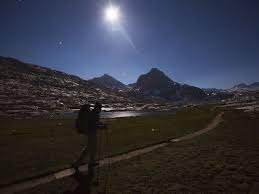 <p><span style="color:#B22222"><strong>6-GECE Y&Uuml;R&Uuml;Y&Uuml;Ş&Uuml;</strong></span></p>

<p>Feodal Japonya'da gece y&uuml;r&uuml;y&uuml;ş&uuml; yapmak, toplum dışına itilmiş kişilerle ilişkilendiriliyordu. Geceleyin dışarı &ccedil;ıkmak, ciddi şekilde cezalandırılabilecek bir davranıştı</p>
