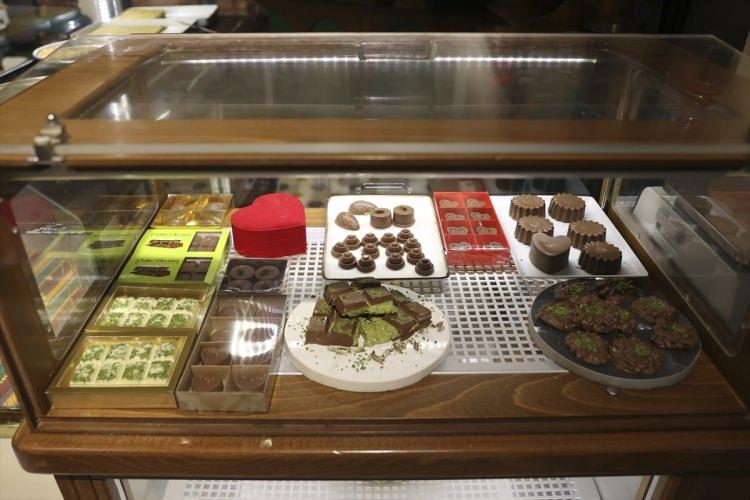 <p>Son dönemde oldukça popüler olan çikolata yok satıyor ancak zararları hakkında uzman isimlerden birçok uyarı geliyor.</p>
<p> </p>