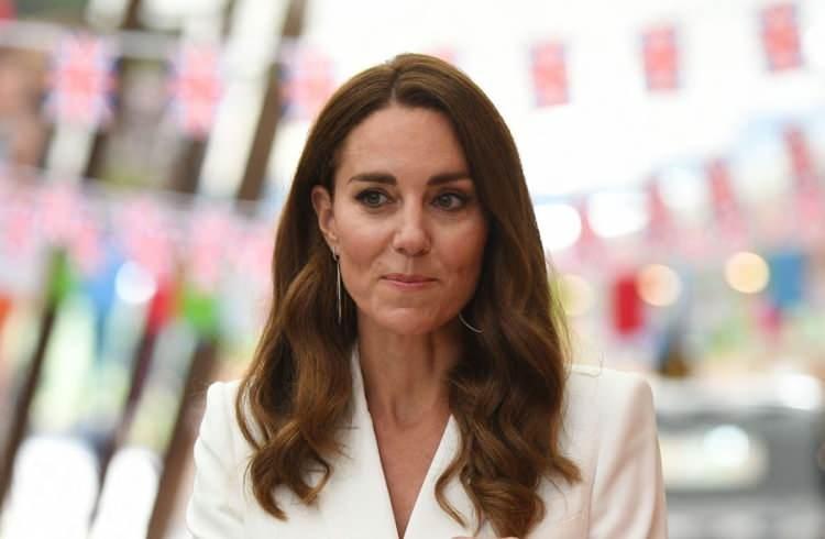 <p>Katıldıkları savaşlarda mücadele eden askerler için düzenlenen anma gününe eşi Prens William ve Kral Charles başta olmak üzere ailenin önde gelen üyeleriyle birlikte katılan Kate Middleton, törene özel hazırlanan siyah elbisesi ve anma töreninin sembolü olan menekşe biçimindeki broşuyla geceye damga vurdu.</p>
