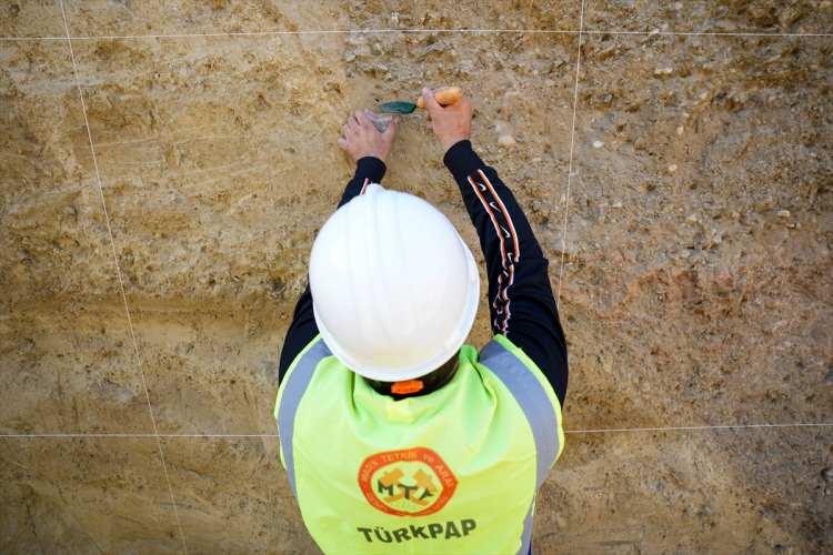 <p>Özalp, hendek çalışmalarını tamamladıktan sonra elde edilenleri verileri raporlaştıracaklarını ifade Proje Başkanı Jeoloji Yüksek Mühendisi Hasan Elmacı ise uydu ve hava fotoğraflarıyla fay hattının geometrik ile yapısal özelliklerini ortaya koyduklarını, detaylı topografik haritasını oluşturdukları bölgede alan belirleyerek hendekler kazdıklarını anlattı.</p>

<p> </p>
