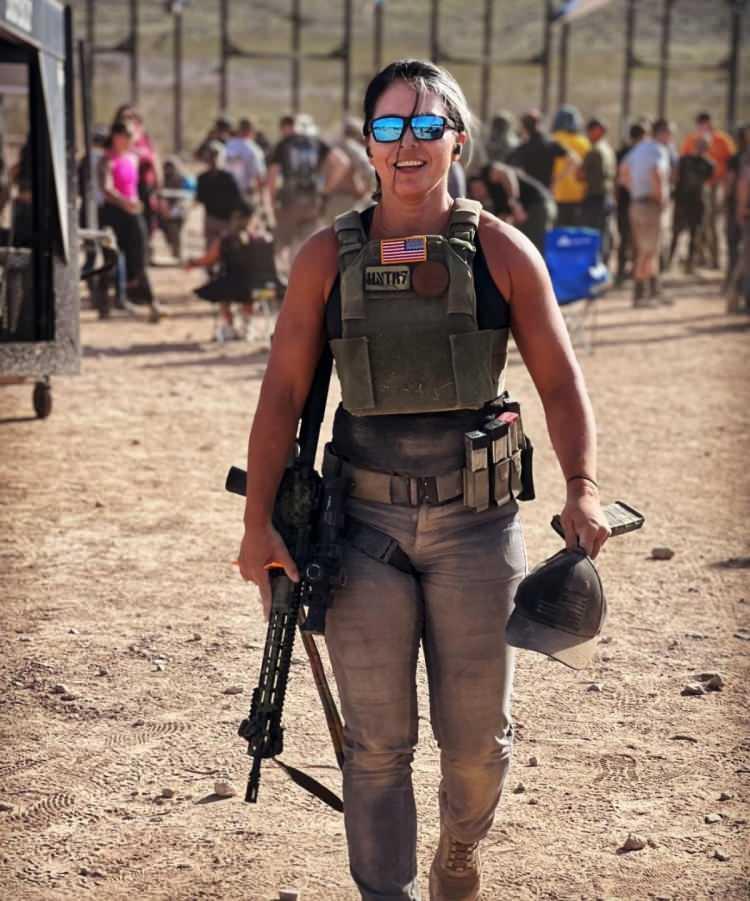 <p>Trump'ın, Ulusal İstihbarat Direktörlüğüne getireceğini açıkladığı Tulsi Gabbard...</p>
<p>Gabbard, ülkedeki 18 istihbarat kurumunun çatı kuruluşu olan Ulusal İstihbarat Direktörlüğü görevine gelecek.</p>
<p>ABD Kongresine 213 yılında Demokrat olarak giren ve 2020 yılında Demokrat Parti'deki başkanlık ön seçimlerinde yarışan Gabbard'ın "şu anda gururlu bir Cumhuriyetçi" olduğunu ifade eden Trump, aynı zamanda Amerikan ordusunda da görev yapan Gabbard'dan övgüyle söz etmişti.</p>