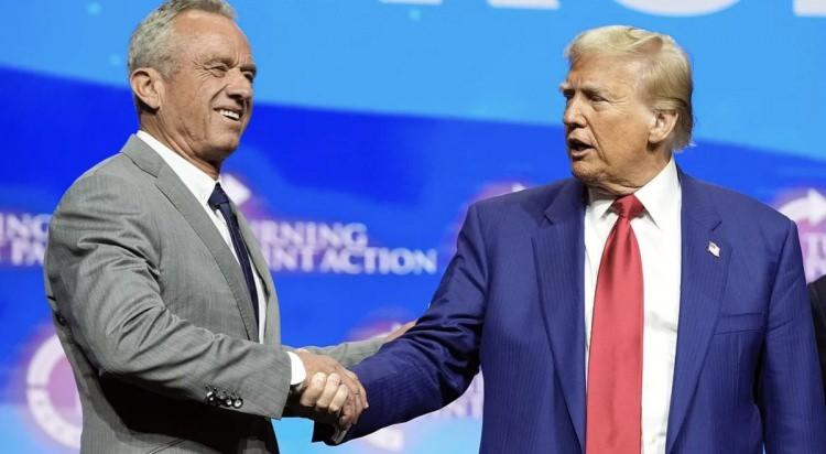 <p>Donald Trump, kendine ait sosyal medya platformu Truth Social'dan yaptığı açıklamada, "Robert F. Kennedy Jr.'ı ABD Sağlık ve İnsan Hizmetleri Bakanı (HHS) olarak duyurmaktan heyecan duyuyorum." diye yazdı.</p>
<p> </p>
<p>Amerikalıların uzun zamandır sağlık konusunda "aldatma, yanlış bilgilendirme ve dezenformasyon yapan endüstriyel gıda kompleksi ve ilaç şirketleri tarafından ezildiğini" belirten Trump, Kennedy'nin bu sorunları çözeceğine olan inancını vurguladı.</p>
<p> </p>