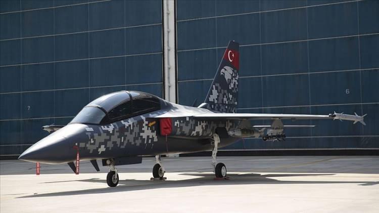 <p>Buna başlangıç olarak baktıklarını dile getiren Demiroğlu, "100'e kadar çıkması bekleniyor, şu anda sadece bizim Hava Kuvvetleri'mizin ihtiyacı olarak... Şu anda Avrupa'da, Kuzey Afrika'da, Orta Asya'da, Türk cumhuriyetlerinde HÜRJET'imize ciddi talep var. Onlarla görüşmelerimiz de epeyce ilerledi. Hatta okyanus aşırı diyebileceğimiz bir müşteriyle de, epeydir görüştüğümüz bir müşterimizdi, ilerlemeler kaydediyoruz. Bunları zamanı geldikçe, durum daha netleştikçe sizlerle paylaşacağız." ifadesini kullandı.</p>
<p> </p>