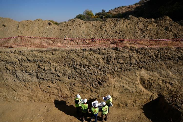 <p>Türkiye'deki 485 diri fay hattı ve segmentinin 225'i üzerinde hendekler kazan MTA, 12 yılda 225 fayın deprem periyodunu ve potansiyelini belirledi, faylarla ilgili riskleri gösteren Türkiye Deprem Tehlike Haritası'nın güncellenmesine katkı verecek.</p>

<p> </p>
