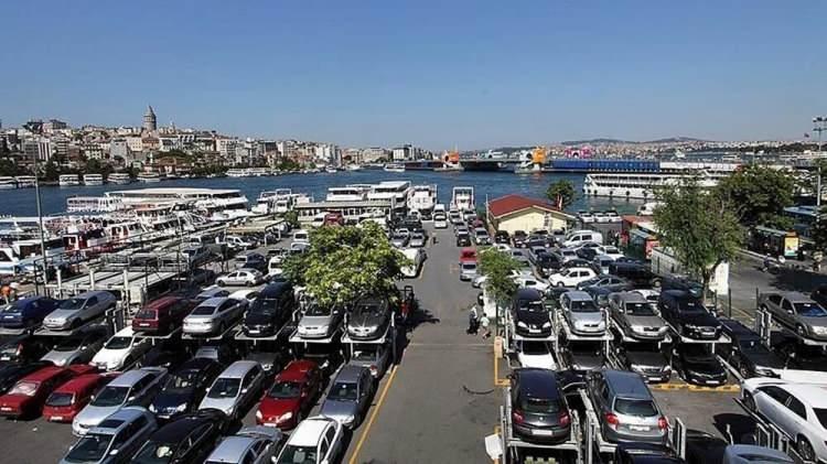 <p><strong>BORÇLARI KİM ÖDEYECEK?</strong></p>
<p><strong></strong></p>
<p>Araçların üzerinde kalan borçlar eski sahibinin üzerine yazılacak.<br />
<br />
Vergi ve trafik cezaları gibi borçlar, borcun yapıldığı dönemdeki sahibine ait olacak.<br />
<br />
Yeni sahibi aracı borçsuz olarak devralacak.</p>