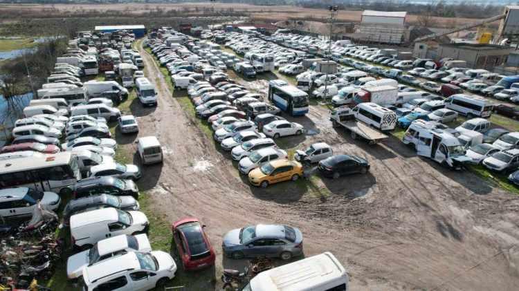 <p>Buna göre buluntu olması nedeniyle veya kanun hükümleri gereğince trafikten men edilerek alıkonulan ve sahipleri tarafından 6 ay içinde teslim alınmayan veya aranmayan yediemin otoparklarındaki araçların satış usulü yeniden belirlenecek.</p>
