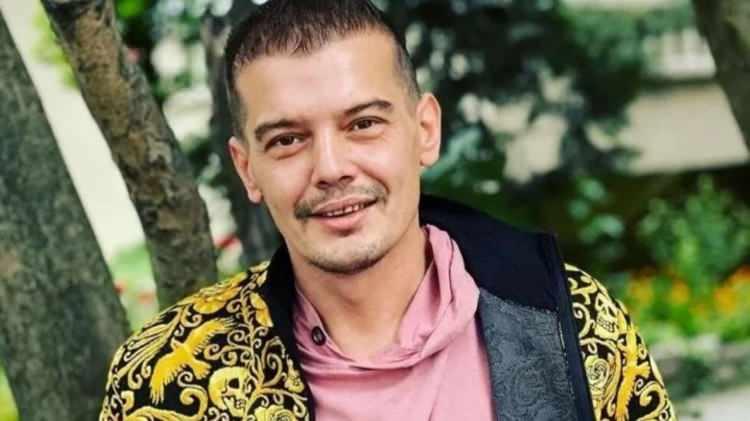 <p>Kural'ın kariyerine ara vermesine neden olan süreç, kendisine psikoz teşhisi konulmasıyla başlamıştı. Bu teşhisin ardından uzun bir süre çeşitli sağlık sorunlarıyla mücadele eden ünlü oyuncu, zor günleri geride bıraktı. Yaşadığı zorlu sağlık sürecinin ardından kendisine farklı bir kariyer yolu seçen Kural, yeni mesleğini kamuoyuna duyurdu. Artık tamamen farklı bir alanda, madencilikle ilgileniyor.</p>
<p> </p>