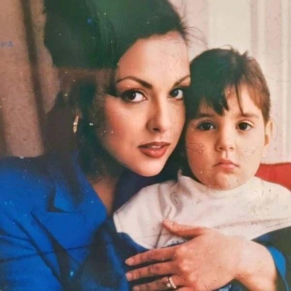 <p>Aydan Şener'in kızı Ecem Akbin, Serenay Sarıkaya ve Çağatay Ulusoy'un başrollerini paylaştığı Medcezir dizisinde oynamış...</p>