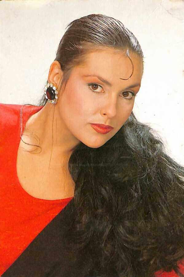 <p>Aydan Şener'in kızı Ecem Akbin'den başkası değil...</p>
<p> </p>